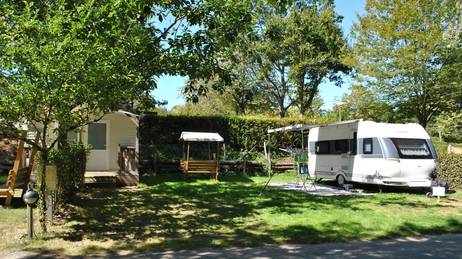 Camping La Garangeoire - Emplacement avec Sanitaire Privé (mitoyen)